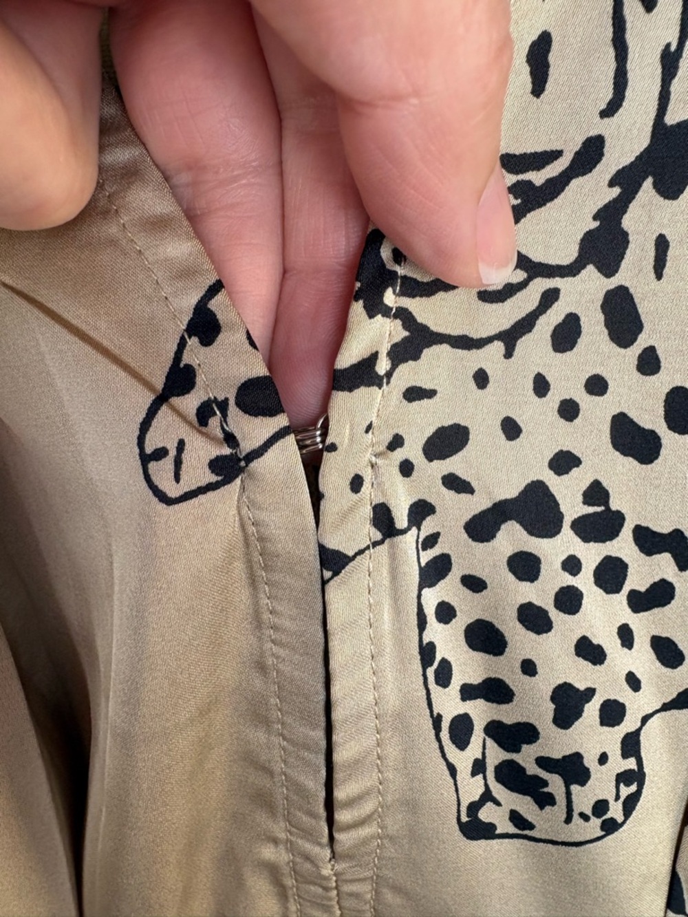entro Beige Leopard Peplum Blouse size Large in EUC balloon sleeves - Picture 4 of 11